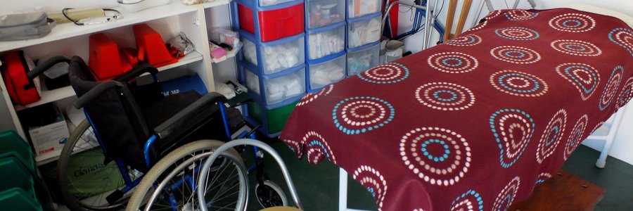 Die binnekant van die Pearly Beach Noodhulpkamer met ‘n deel van die noodsaaklike toerusting-items 